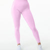Un mannequin porte des leggings de yoga sans couture taille haute roses.