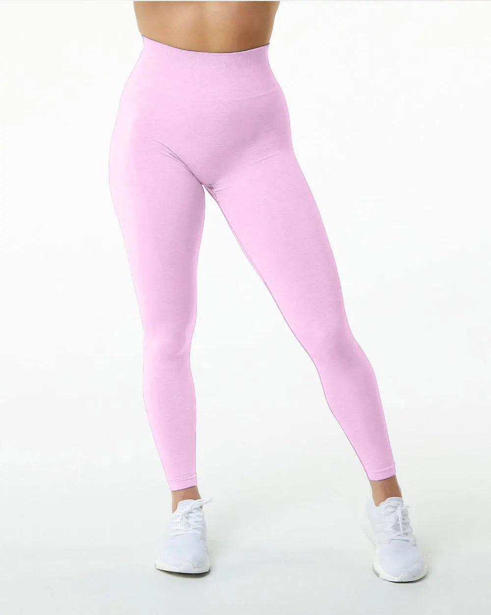 Un mannequin porte des leggings de yoga sans couture taille haute roses.