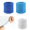 Trois rouleaux de bracelets de sport résistants, séchant rapidement, bleus, cyan et blancs, montrés sous différents angles.