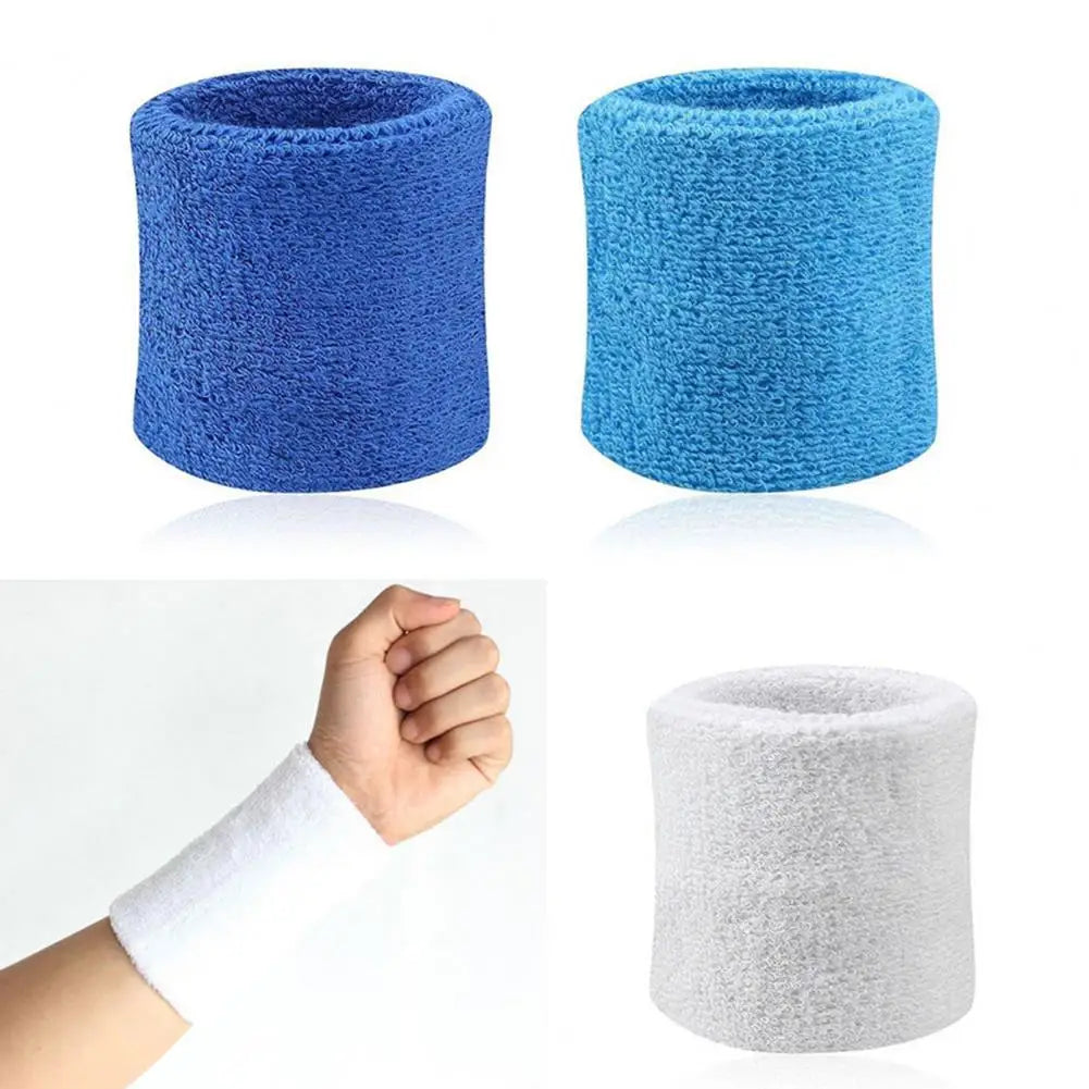 Trois rouleaux de bracelets de sport résistants, séchant rapidement, bleus, cyan et blancs, montrés sous différents angles.