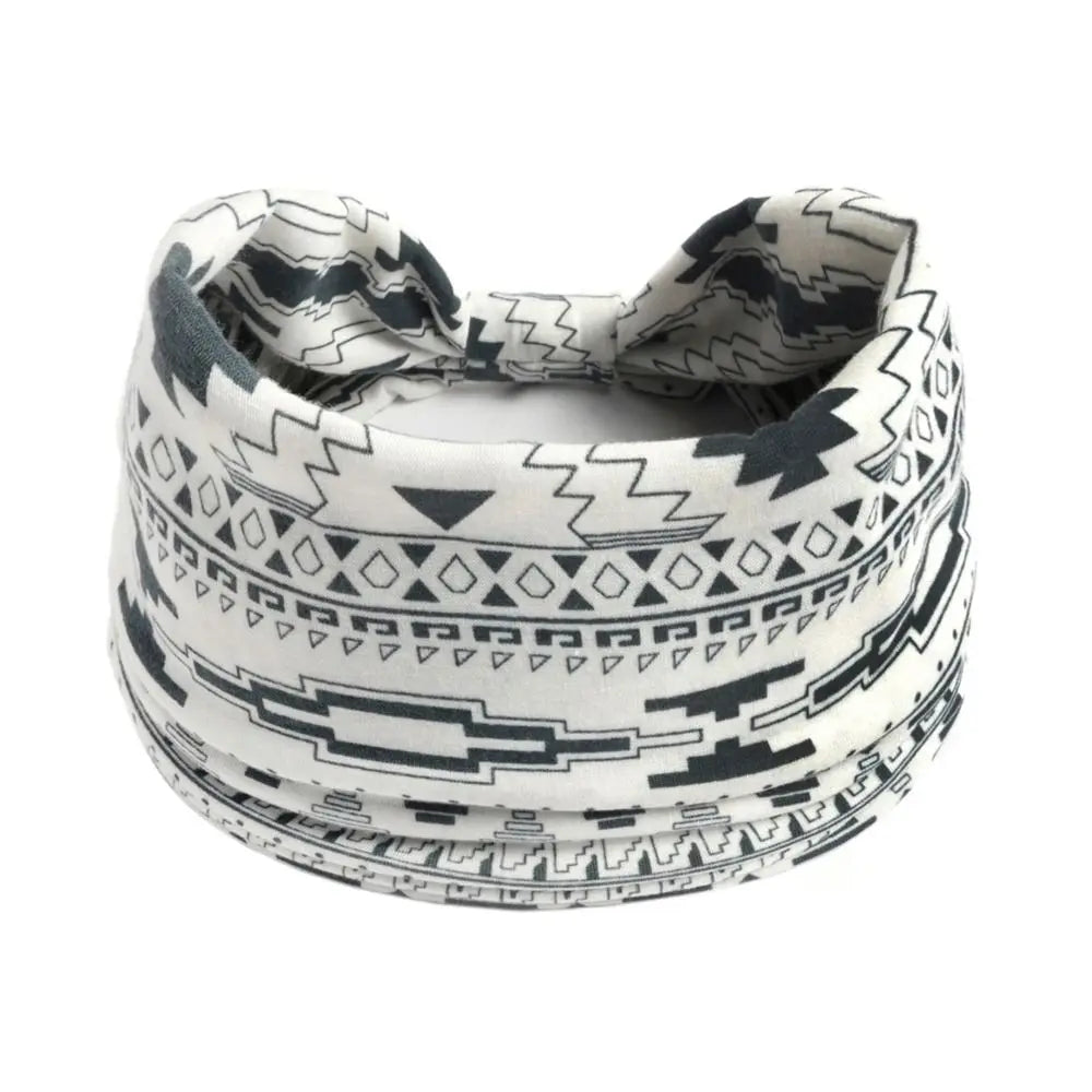 Un large bandeau pour cheveux avec un motif bohème géométrique noir et blanc.