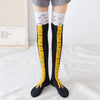 Chaussettes noires au-dessus du genou avec motifs de pattes de poulet jaunes et bords froncés blancs