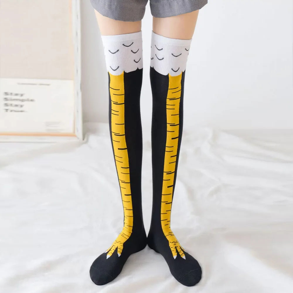 Chaussettes noires au-dessus du genou avec motifs de pattes de poulet jaunes et bords froncés blancs