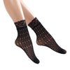 Schwarze Spitzen-Fußsocken, getragen an den Füßen eines Models.