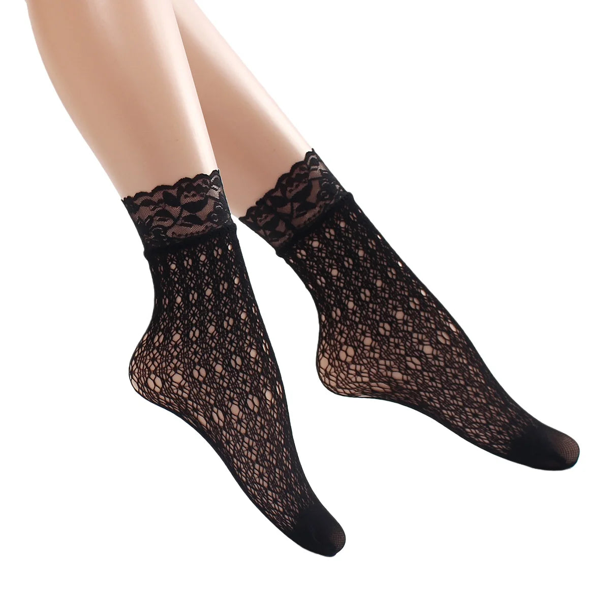Schwarze Spitzen-Fußsocken, getragen an den Füßen eines Models.