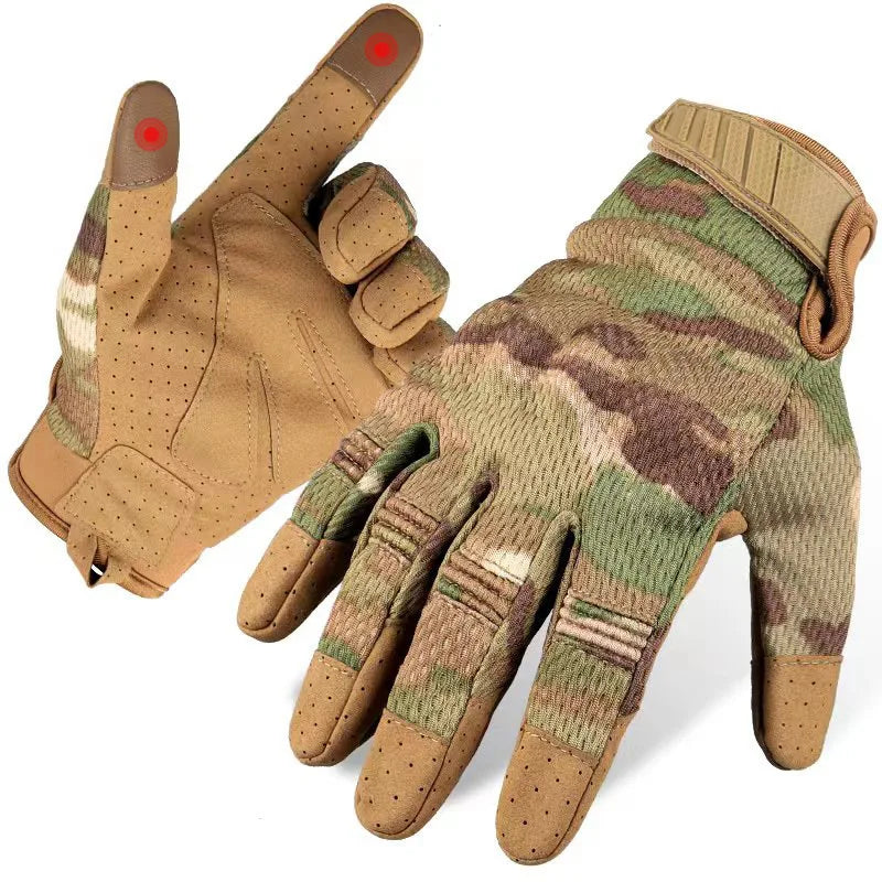 Une paire de gants tactiques en sport couleur sable pour activités de plein air, vue rapprochée.