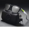 Eine Paar schwarze polarisierte Sonnenbrille liegt auf einer schwarzen Tasche mit weiß-grünem Musterriemen.