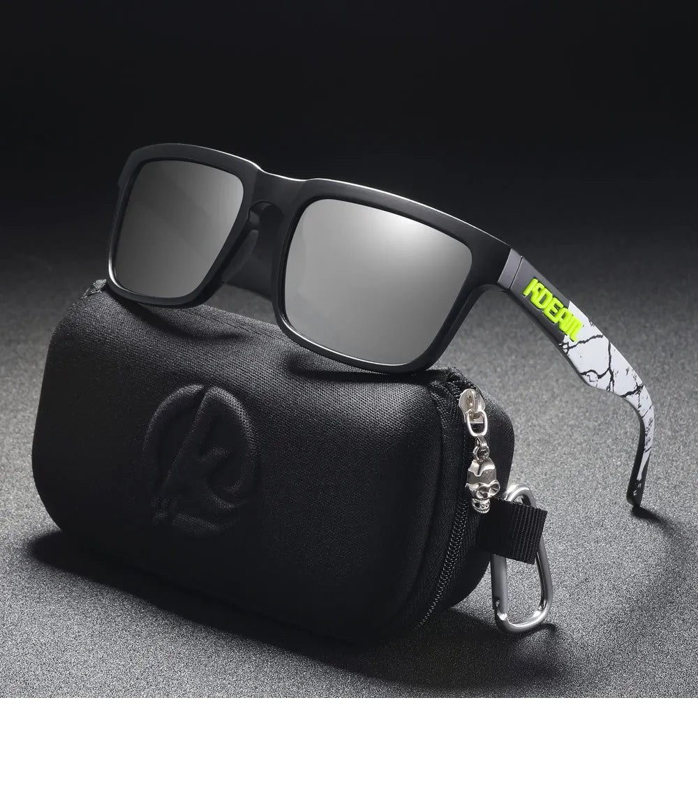 Eine Paar schwarze polarisierte Sonnenbrille liegt auf einer schwarzen Tasche mit weiß-grünem Musterriemen.