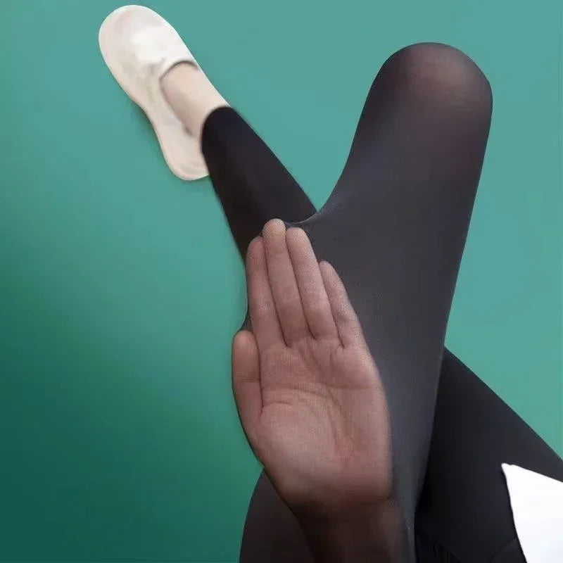 Gros plan d'une femme portant des leggings en peau de requin noire d'été et des chaussures de type slip-on de couleur claire.