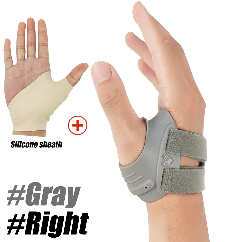 Graue Silikonschale und Daumengelenksstabilisator zur Arthritis-Linderung auf einer Hand.