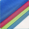 Diagonalansicht mehrerer bunter, ultraabsorbierender Mikrofaser-Sporttücher in Blau, Pink und Grün.