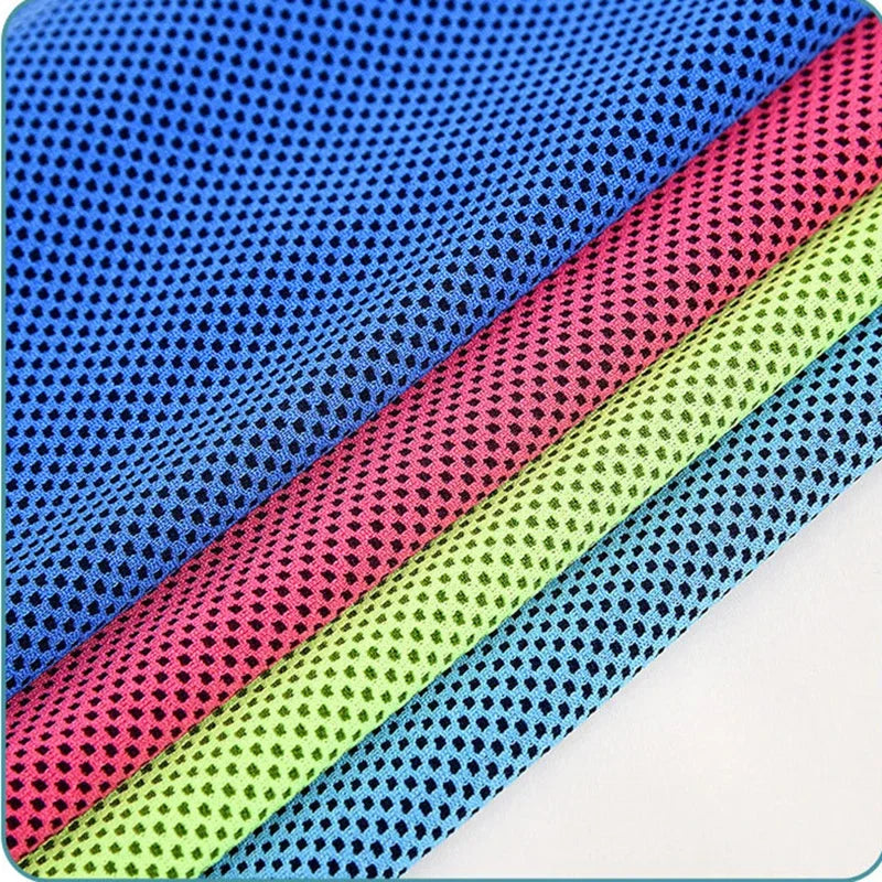 Diagonalansicht mehrerer bunter, ultraabsorbierender Mikrofaser-Sporttücher in Blau, Pink und Grün.