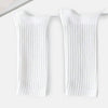 Un par de calcetines de punto acanalado blancos colgados en una cuerda de ropa.
