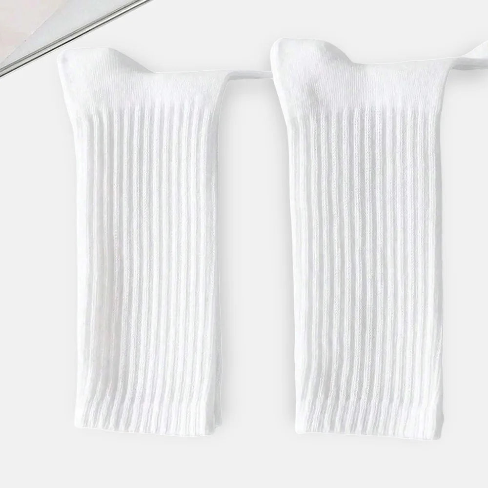 Un par de calcetines de punto acanalado blancos colgados en una cuerda de ropa.