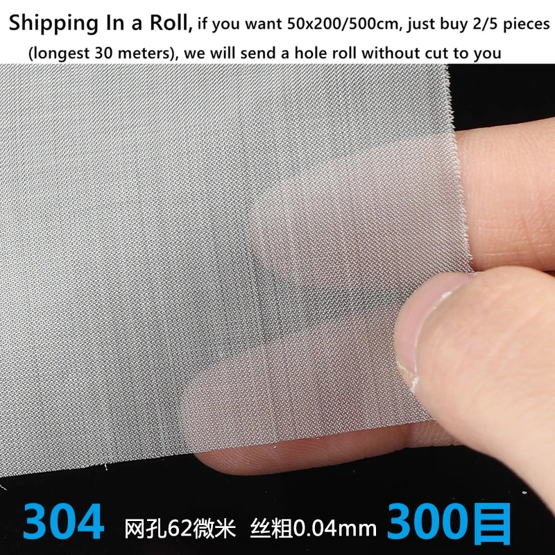 Une main tient un treillis de fil d'acier inoxydable 304 gris, montrant son maillage fin.