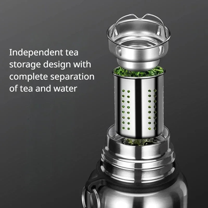 Infusor y dispositivo de almacenamiento de té de acero inoxidable plateado con cámara separada.