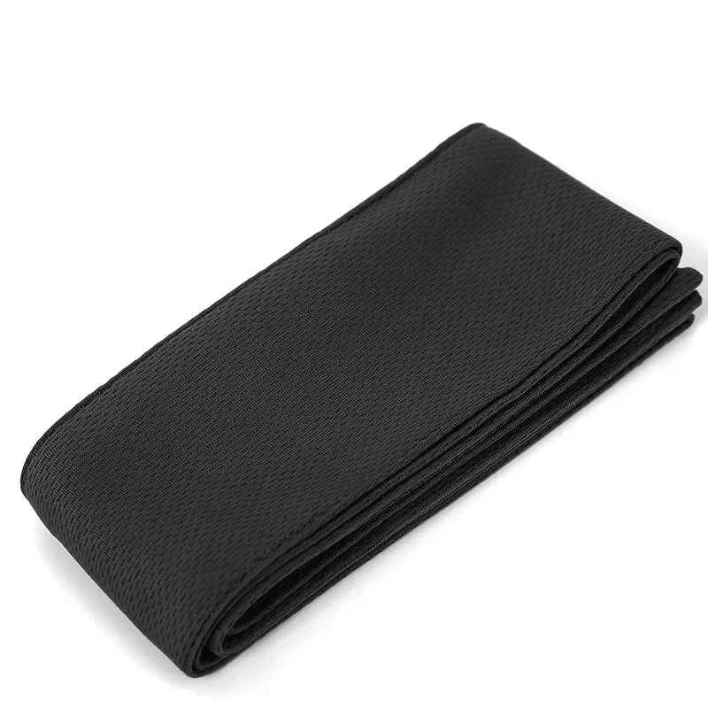 Diadema deportiva negra ajustable doblada y extendida