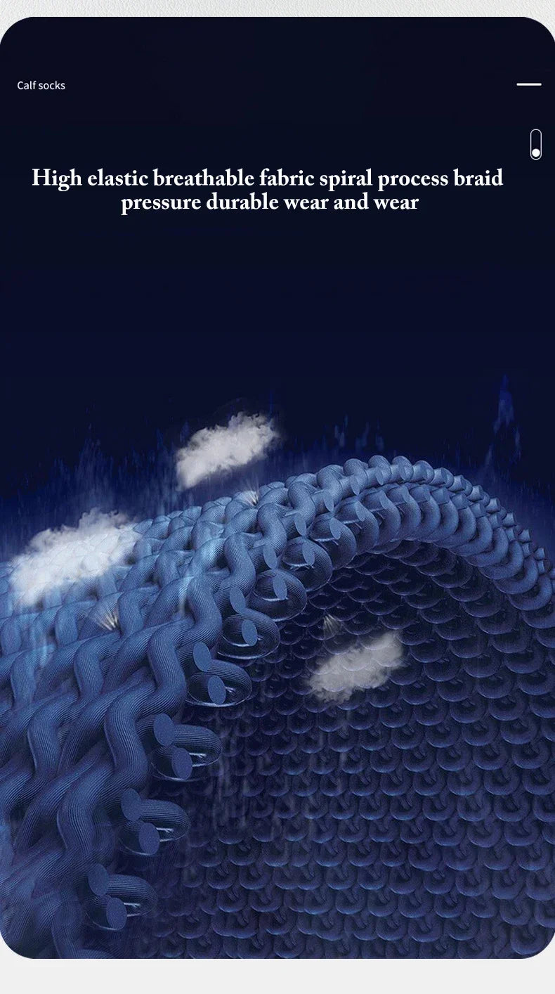 Nahaufnahme von dunkelblauen spiralflechtigen Sportstrümpfen mit weißen Wolken vor dunklem Hintergrund.