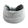 Foulard en coton bohème gris noué en nœud, vu de dessus.