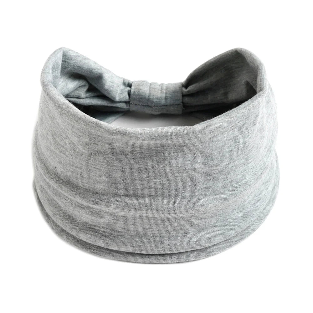 Foulard en coton bohème gris noué en nœud, vu de dessus.