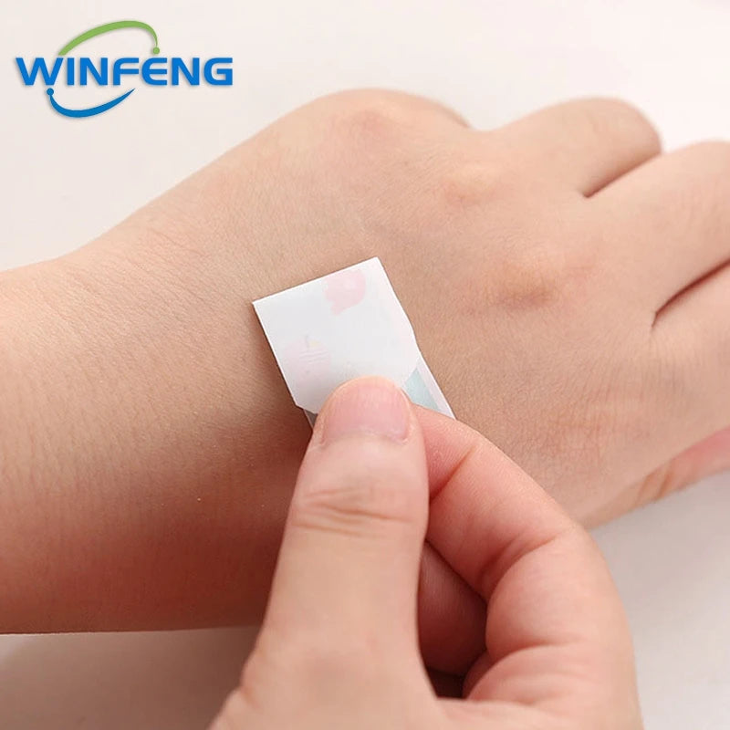 Une main applique un petit pansement adhésif waterproof blanc sur un doigt.