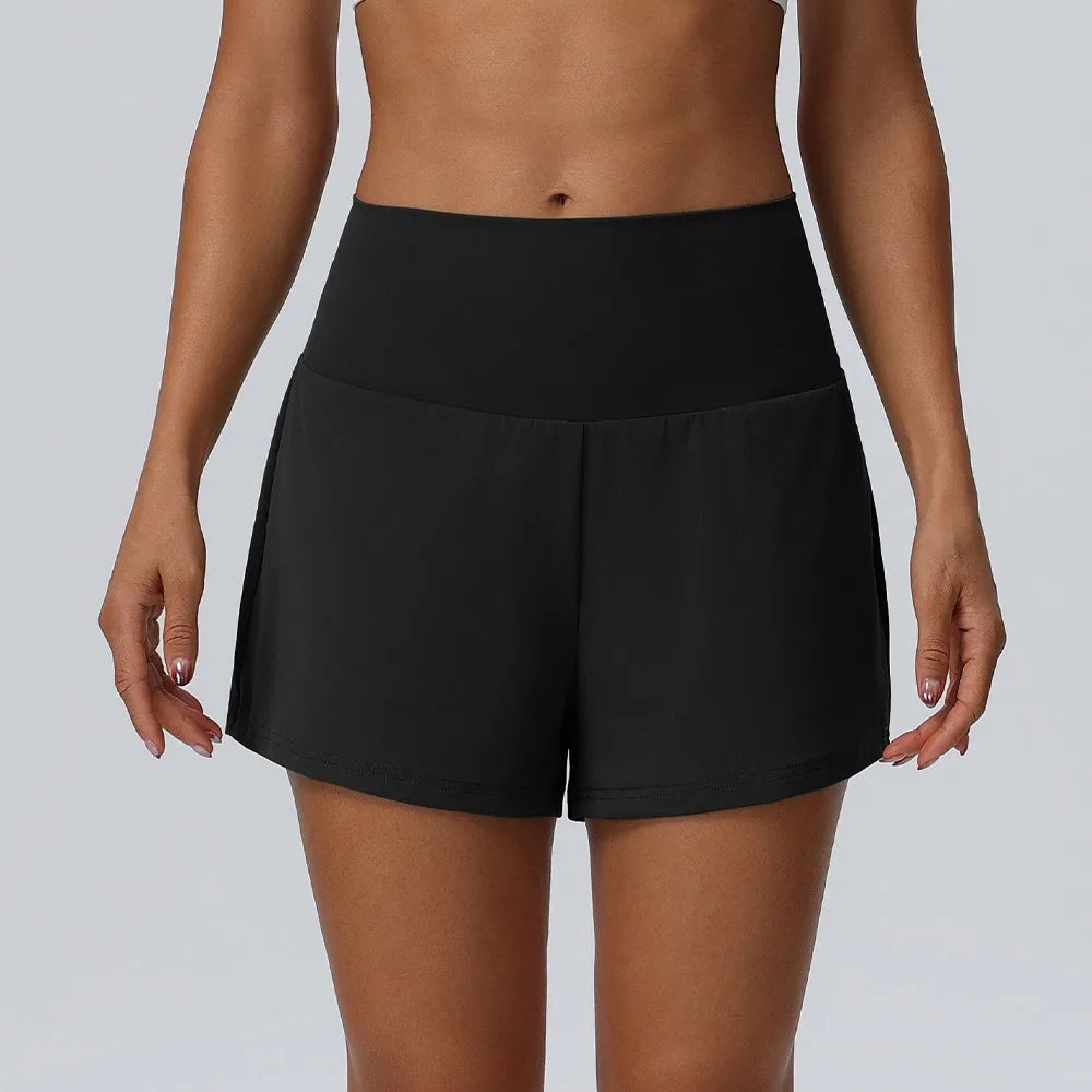 Eine Frau modelliert schwarze, schnelle, trocknende Sportshorts für Frauen.