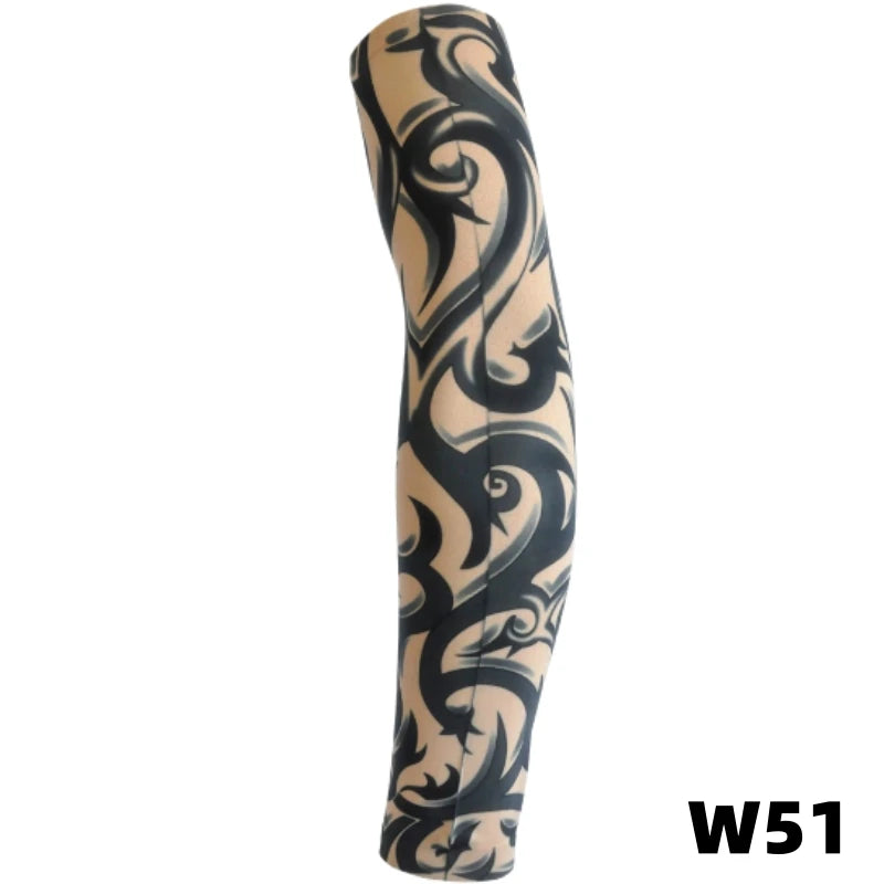 Manche de tatouage en tricot extensible noir et fauve couvrant un bras.