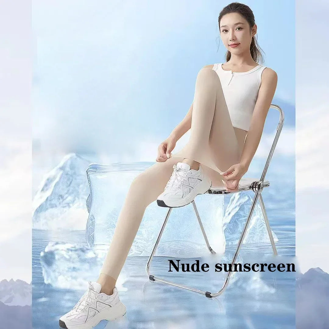 Une femme portant des leggings en peau de requin de crème solaire nude et d'été est assise sur une chaise métallique contre u
