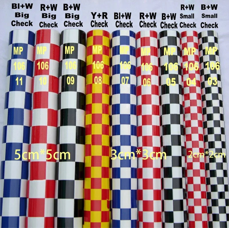 Sammlung von karierten Filmrollen verschiedener Größen und Farben zum Hot Shrink Covering von RC-Modellen.