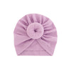 Ein fester lavendelfarbener Baumwollkindlicher Turban in Rosettenform gefaltet.