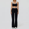 Eine Frau trägt ein schwarz-weißes Yoga- und Sportoutfit-Set.
