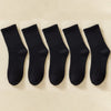 Une rangée de chaussettes en coton-mélange noires pour hommes, posées à plat sur un fond clair.