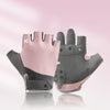 Un par de guantes de ciclismo sin dedos transpirables en rosa y gris exhibidos sobre una superficie reflectante.