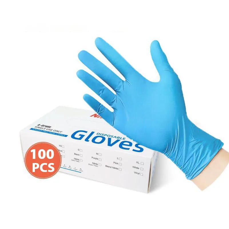 Une main portant un gant de nettoyage nitrile bleu vif est montrée à côté de sa boîte d'emballage.