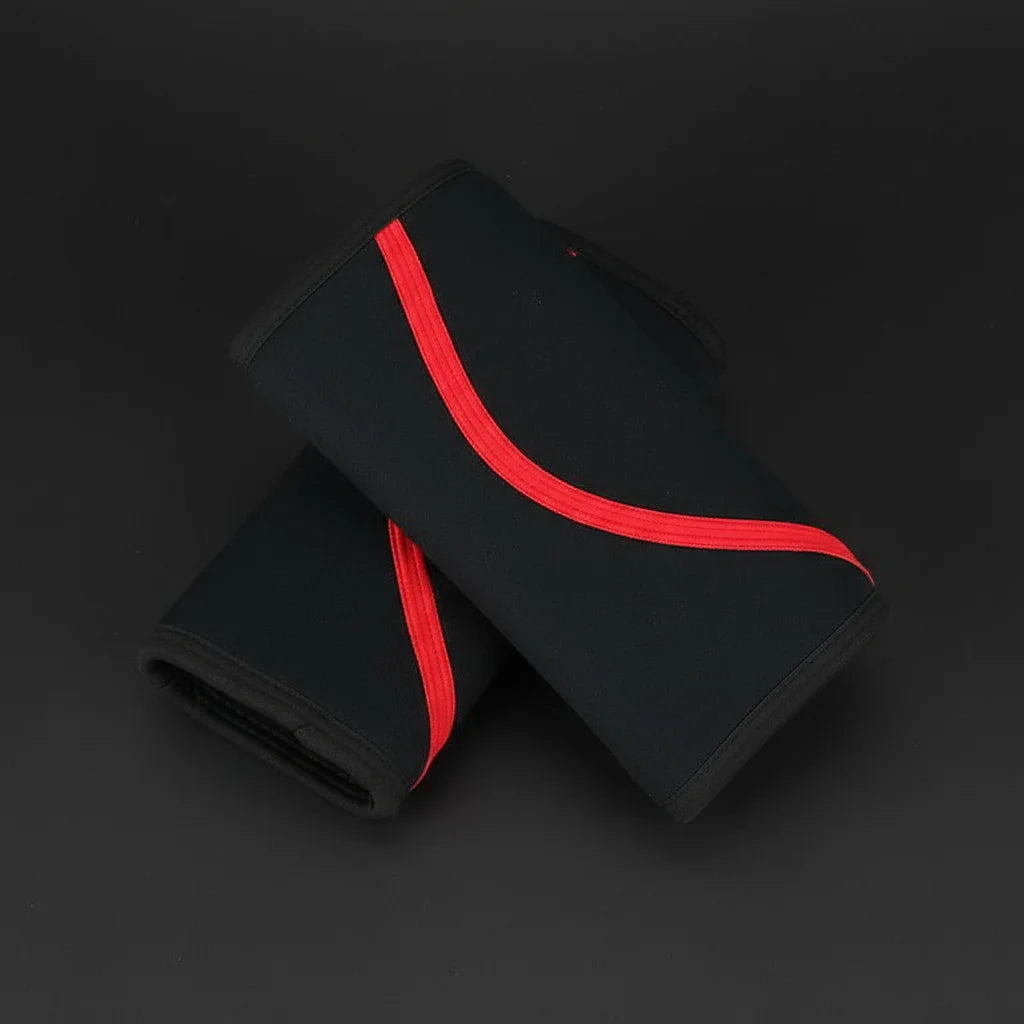 Manchettes de genou noires avec une bande rouge, montrées pliées.