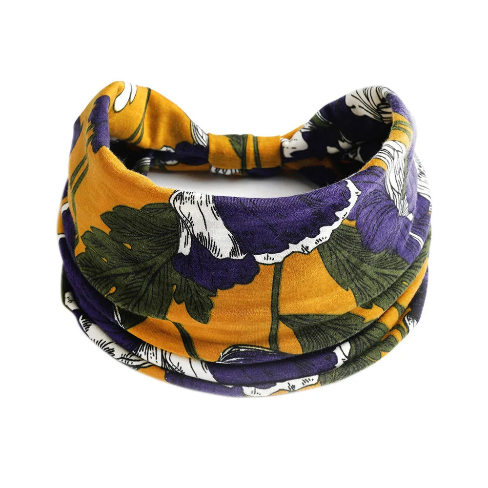 Buntes Blumenmuster-Yoga-Headband in Violett-, Grün- und Senfgelbtönen.