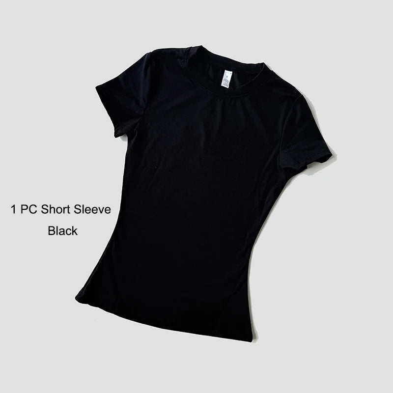 Camiseta negra de manga corta de un conjunto de yoga de talle alto para mujeres