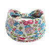 Blasses Yoga-Headband mit floralem Muster und breitem Rand in Rosa, Blau und Grün.