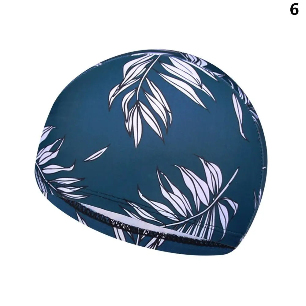 Bonnet de bain bleu foncé avec motif de feuille, vu de côté.