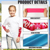Una niña modela mangas de protección UV estampadas en rosa brillante y rojo en sus brazos.