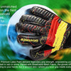Primer plano de guantes de portero de fútbol negros y amarillos sobre una pelota azul, destacando características de rendimie