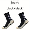 Ein Paar schwarze Plus-Plus-Anti-Rutsch-Sportsocken von der Seite.