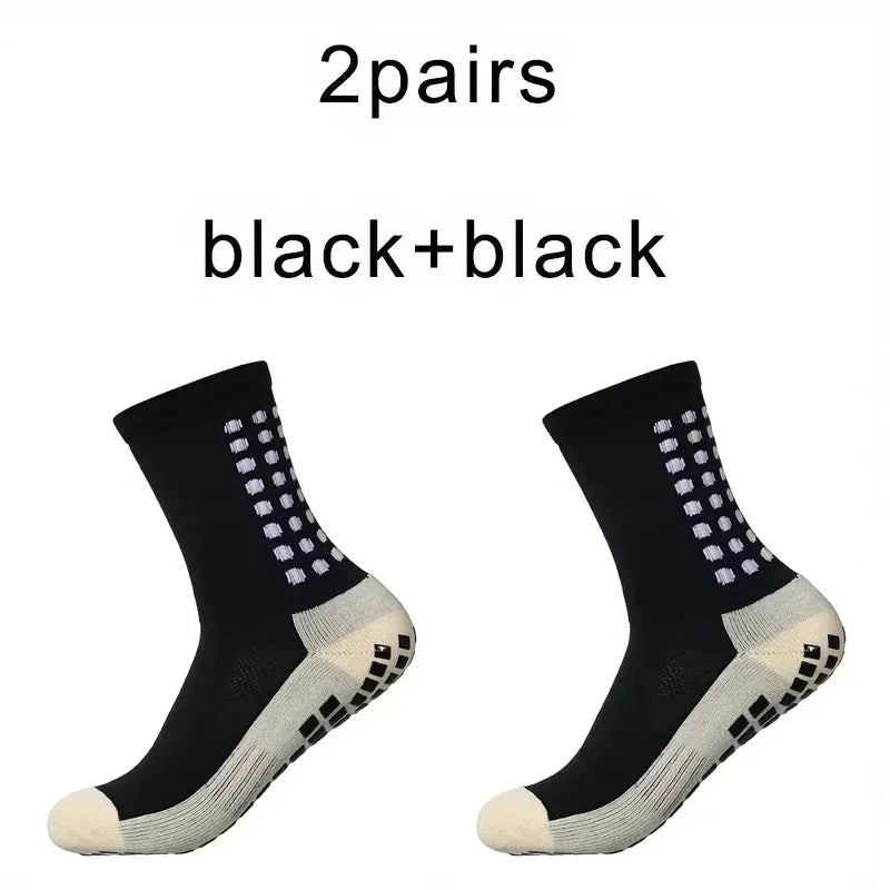 Ein Paar schwarze Plus-Plus-Anti-Rutsch-Sportsocken von der Seite.