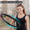 Eine Frau trägt ein schwarzes elastisches Sport-Headband auf dem Kopf.