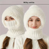 Eine Frau modelliert eine milchigweiße Thermofleece-Strickmütze mit winddichten Ohrenabdeckungen.