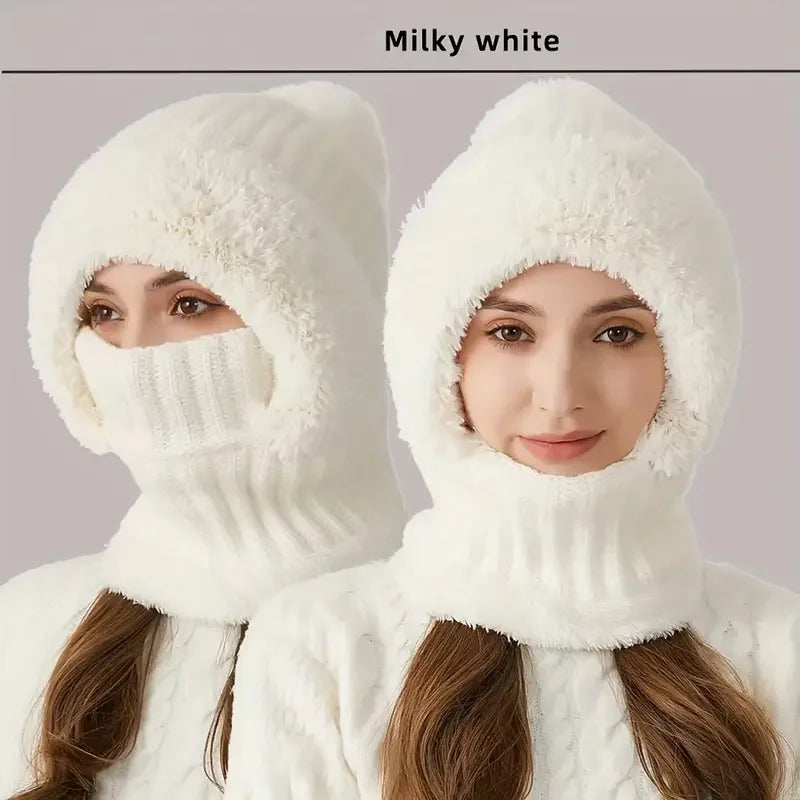 Eine Frau modelliert eine milchigweiße Thermofleece-Strickmütze mit winddichten Ohrenabdeckungen.
