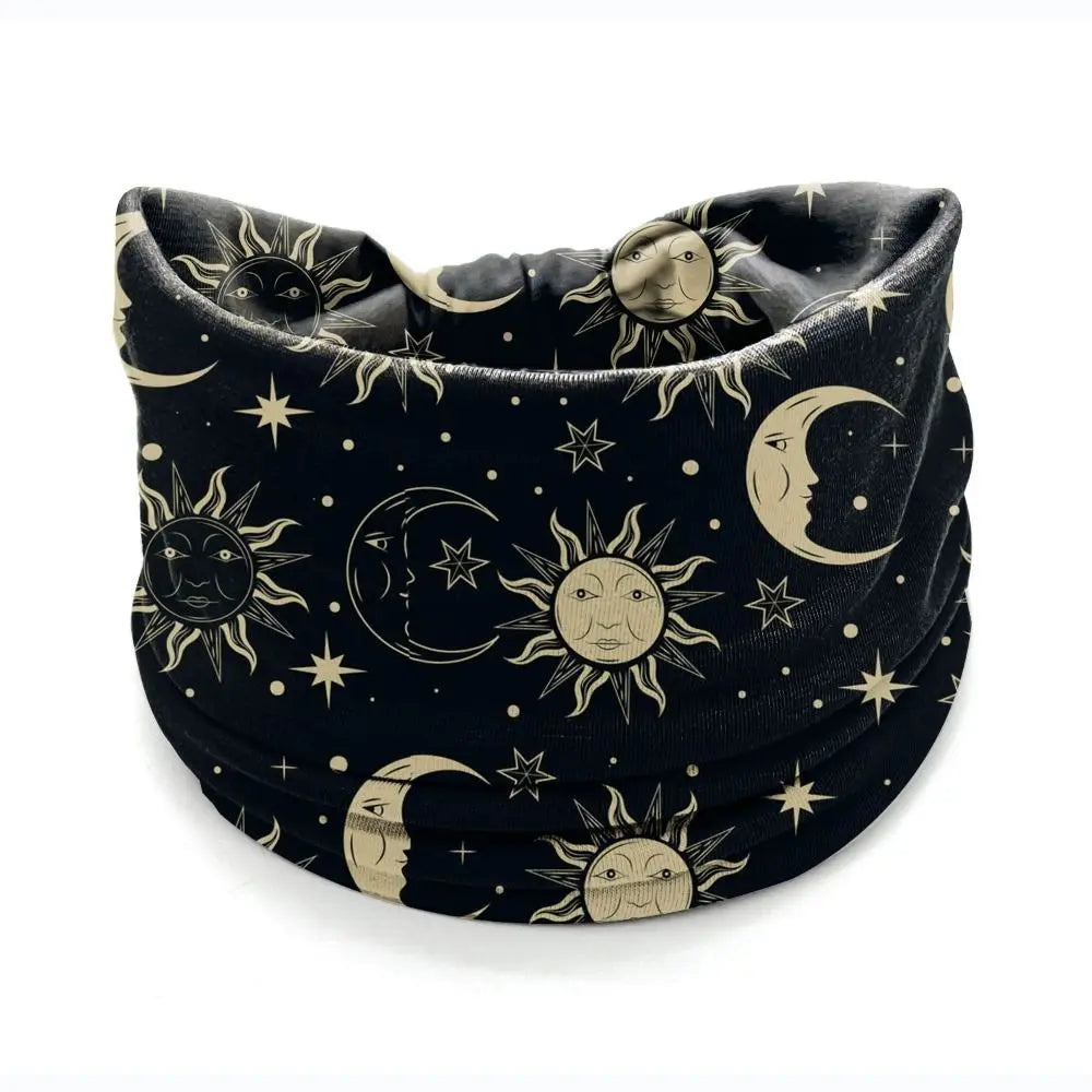 Bandeau en tissu noir avec un motif bohème de lunes, soleils et étoiles.