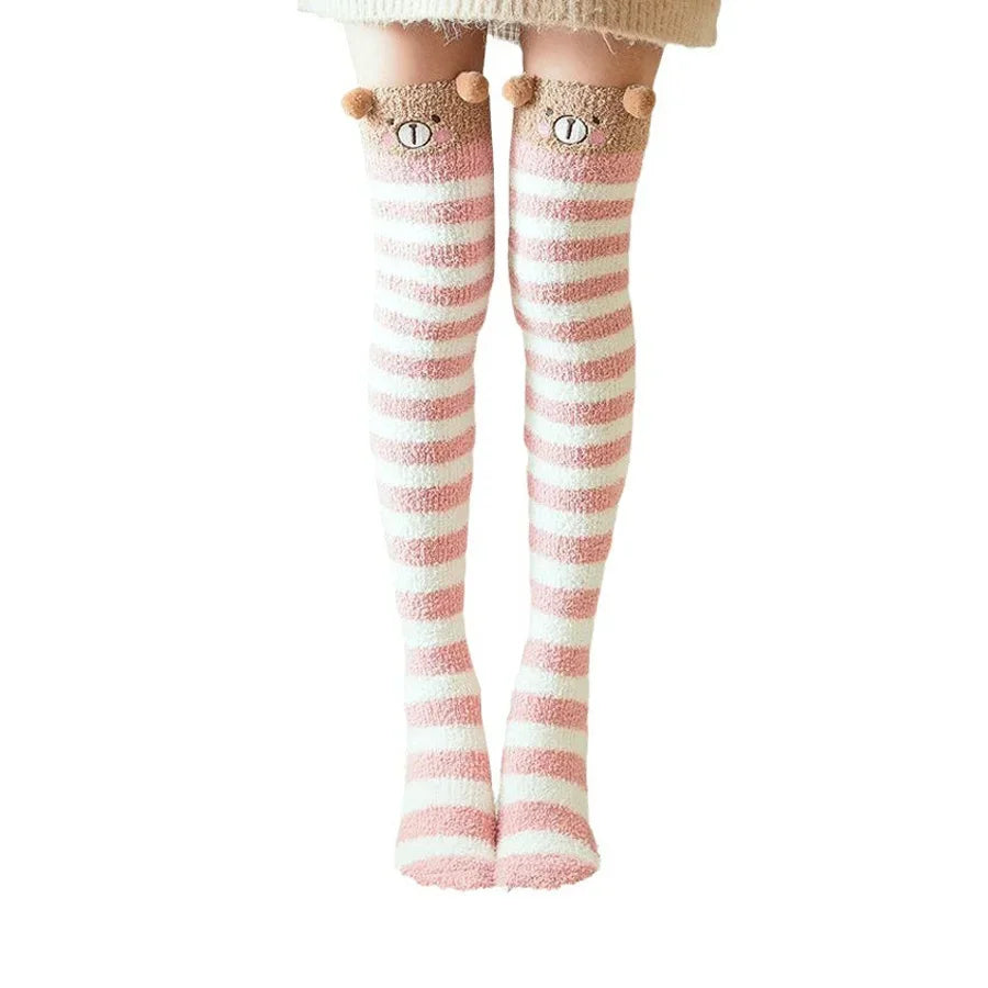 Ein Paar flauschige Wadenwärmer über die Knie mit rosa-weißen Streifen und kleinen Tierohren.