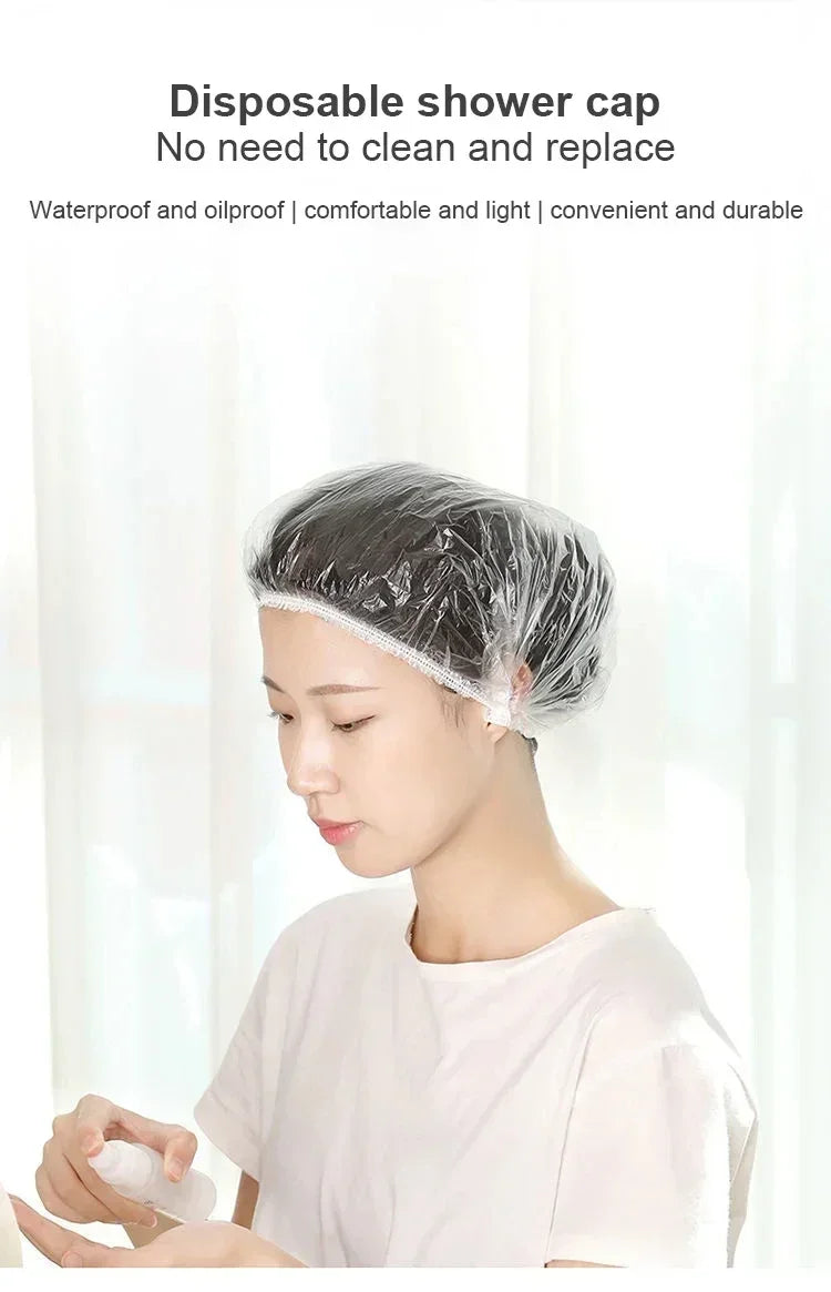 Una mujer lleva un gorro de ducha desechable transparente en su cabello en interiores.
