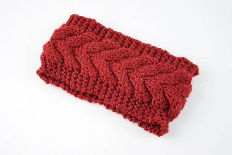 Diadema roja de punto con patrón acanalado y texturizado.